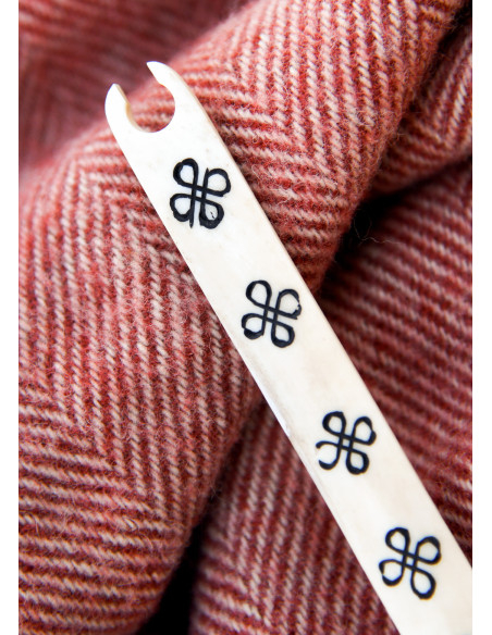 Navetta in osso con nodi celtici