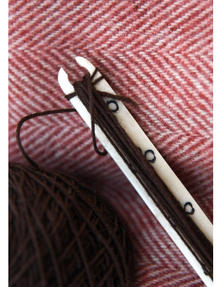 Navetta in osso con nodi celtici