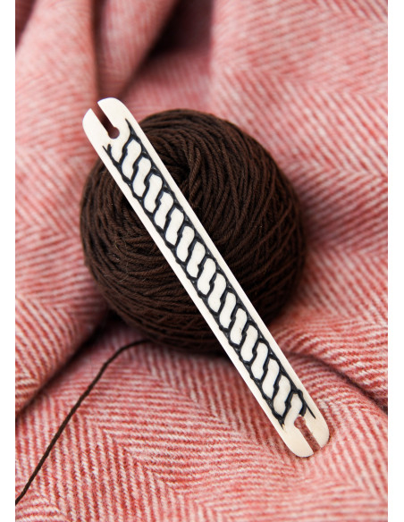 Navetta in osso con motivo intrecciato