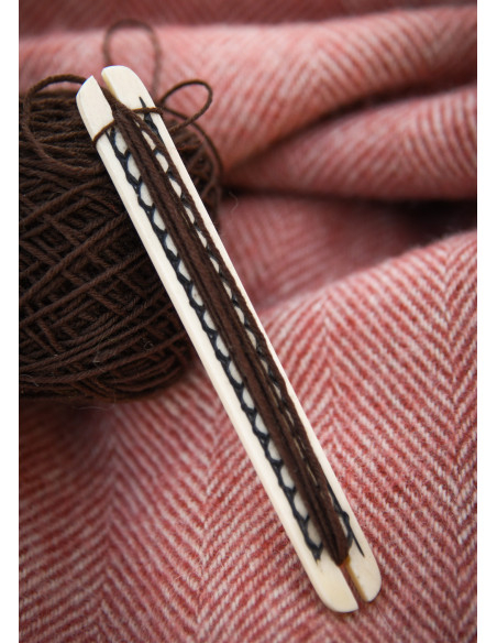 Navetta in osso con motivo intrecciato