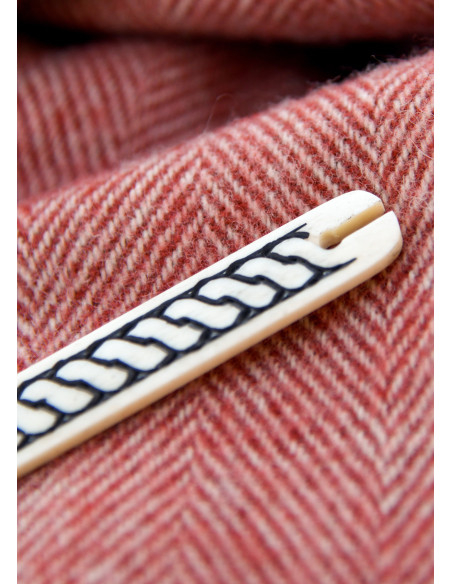 Navetta in osso con motivo intrecciato