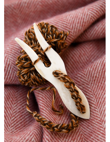 Lucet vichingo-medieval in osso