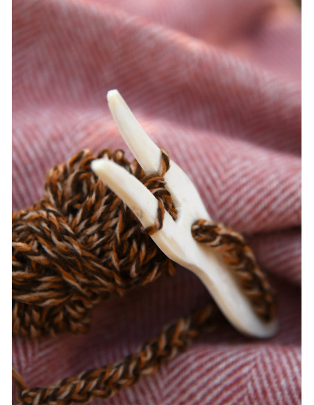 Lucet vichingo-medieval in osso