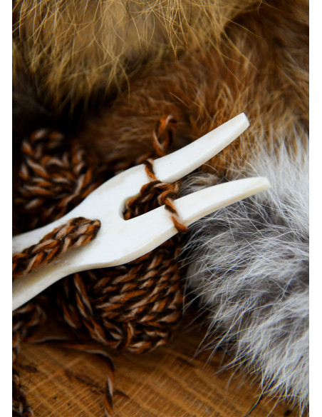 Lucet vichingo-medieval in osso