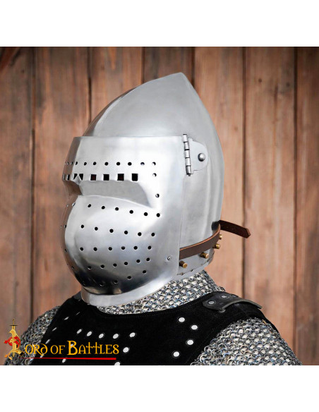 Bacinete medieval con visiera...