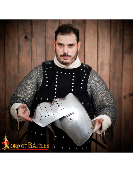 Bacinete medieval con visiera...