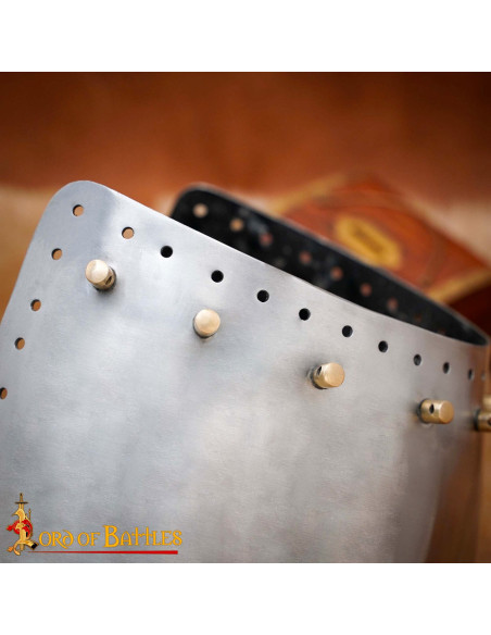 Bacinete medieval con visiera...