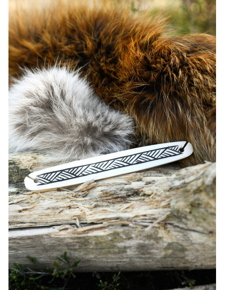 Navetta medievale in osso per tessere