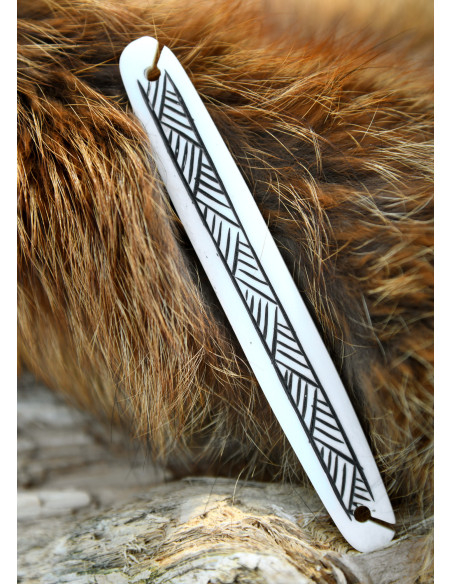 Navetta medievale in osso per tessere