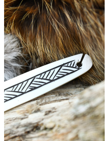 Navetta medievale in osso per tessere