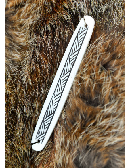 Navetta medievale in osso per tessere