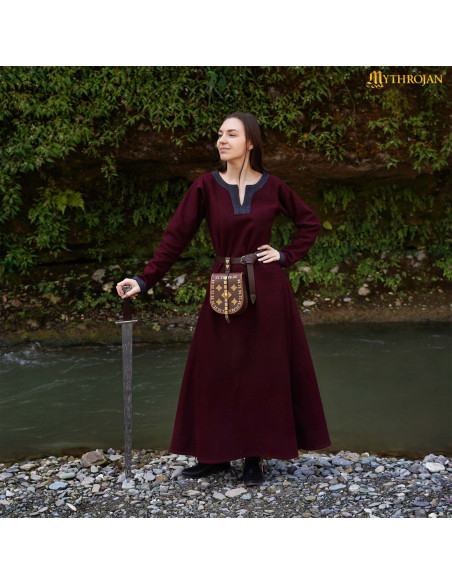 Vestito vichingo con bordi decorativi...