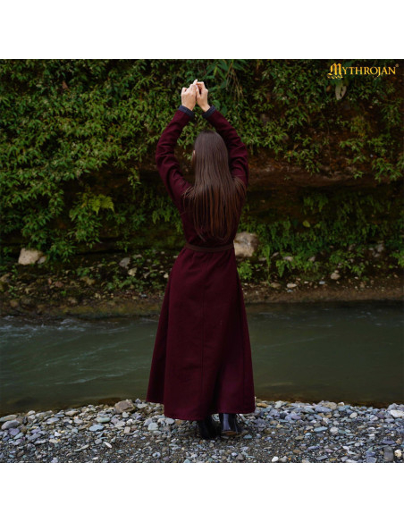 Vestito vichingo con bordi decorativi...