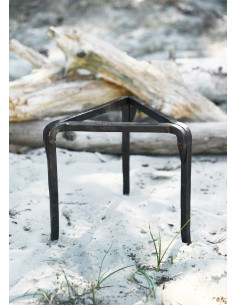 Treppiede medievale tipo supporto da cucina, forgiato a mano