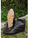 Scarpe medievali alte con lacci