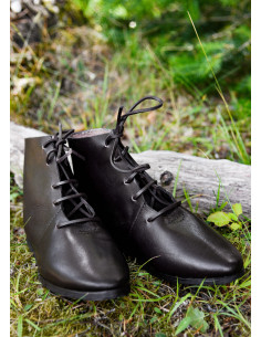 Scarpe medievali alte con lacci 2
