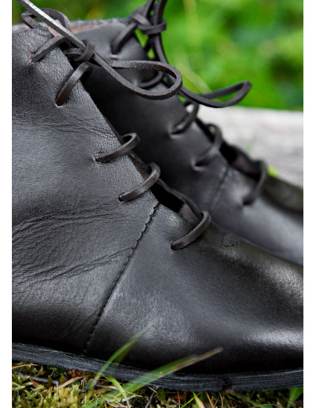 Scarpe medievali alte con lacci