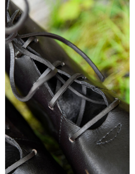 Scarpe medievali alte con lacci