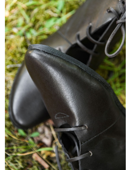 Scarpe medievali alte con lacci