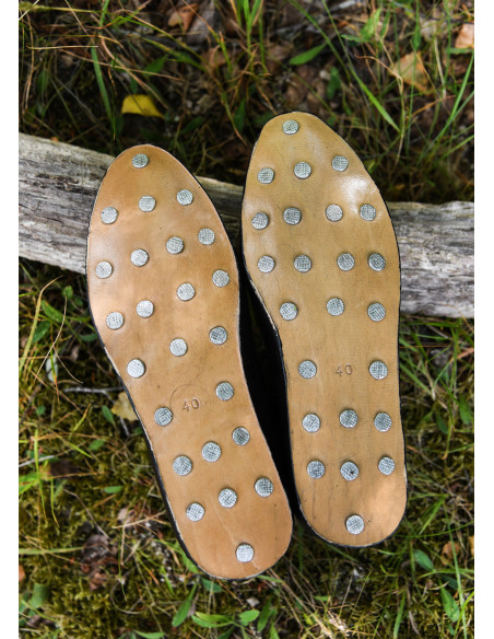 Scarpe medievali alte con lacci