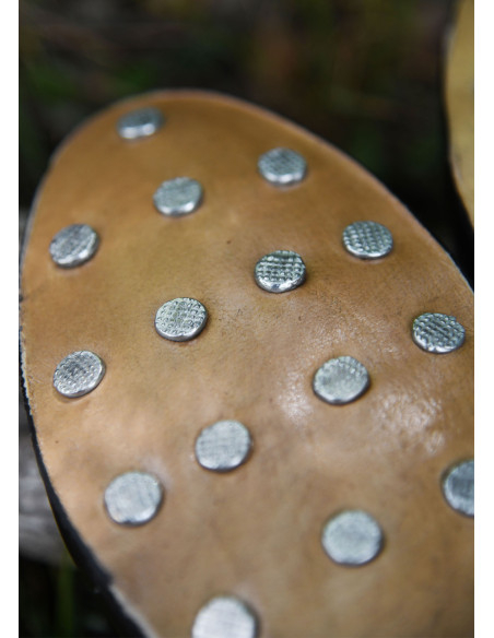 Scarpe medievali alte con lacci