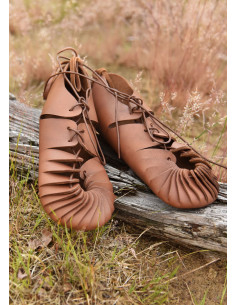 Sandali romani in pelle marrone, con chiusura a lacci