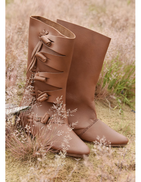 Stivali alti medievali con chiusure a...