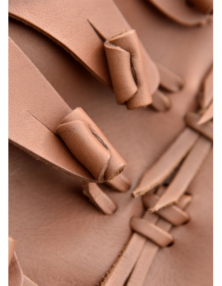 Stivali alti medievali con chiusure a...