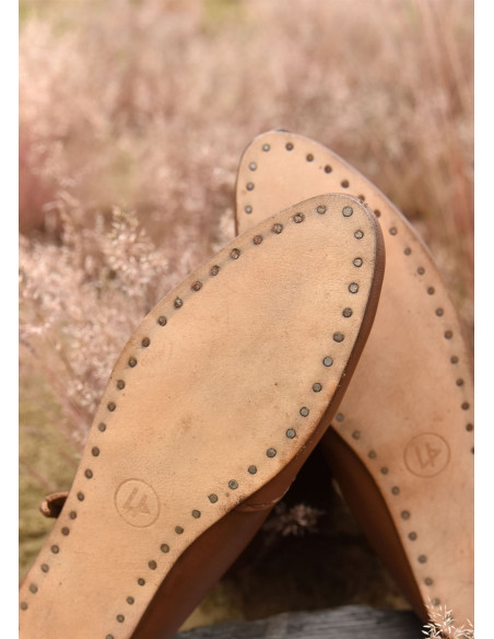 Stivali alti medievali con chiusure a...