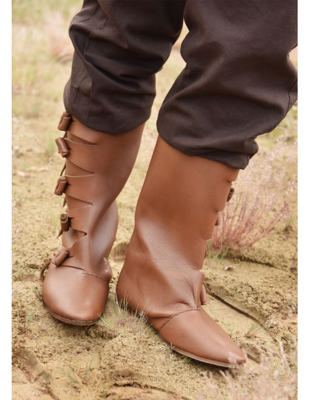 Stivali alti medievali con chiusure a...