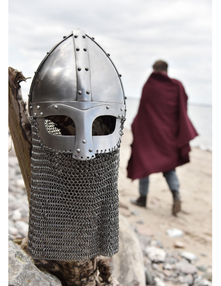 Elmo in cotta di maglia del periodo...