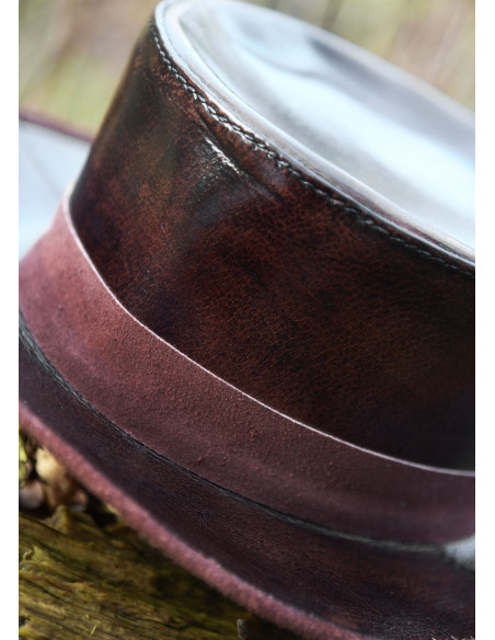 Cappello medievale in pelle con ala...