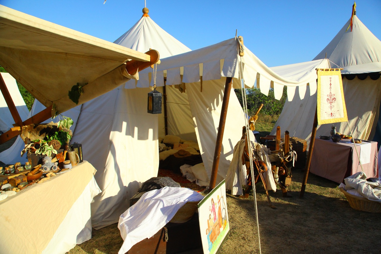 Cartas y tiendas en una Recreación histórica medieval